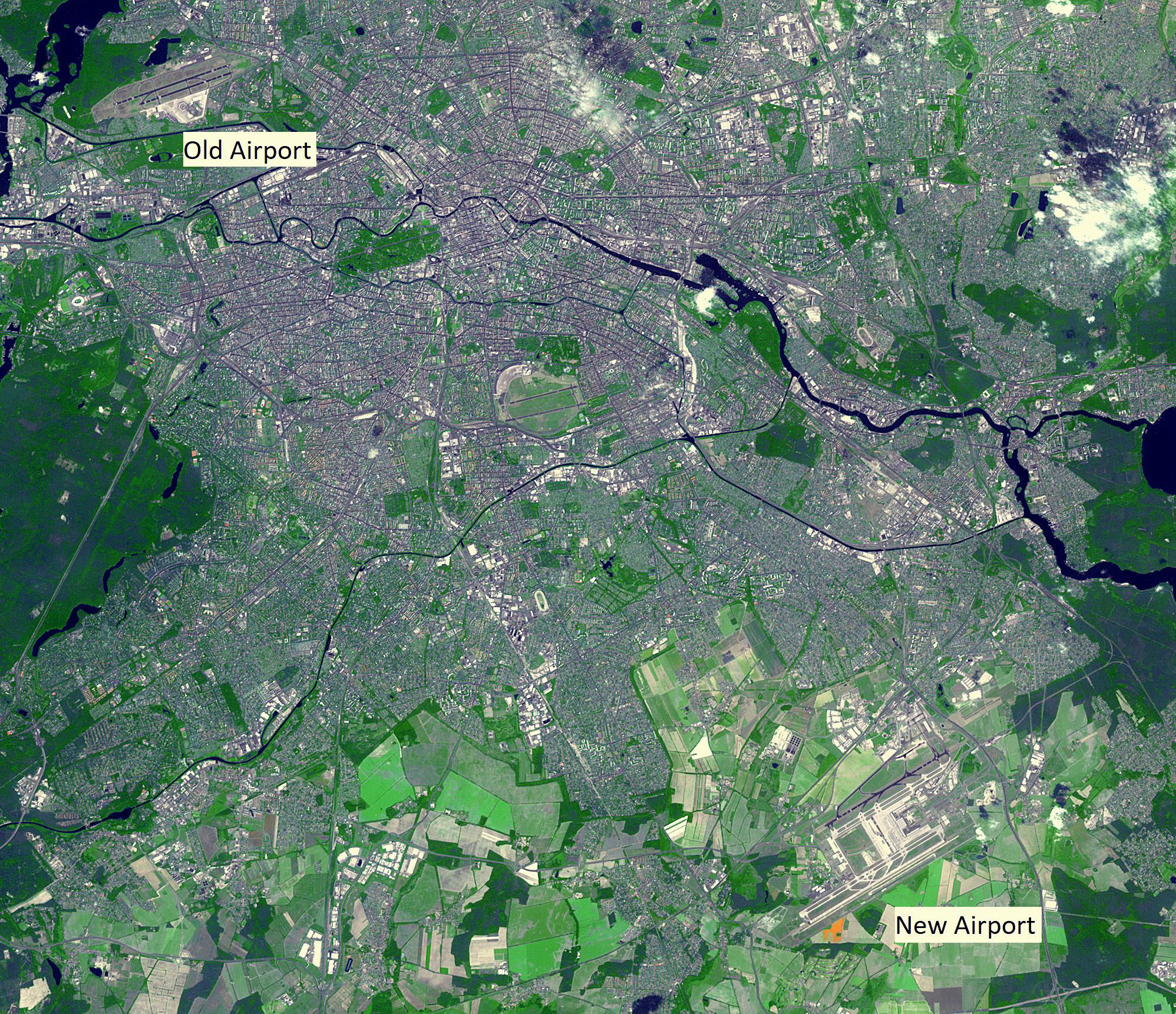 Berlin mit dem alten Flughafen Tegel und dem neuen Flughafen Berlin-Brandenburg, bei 52,4° N und 13,5° O