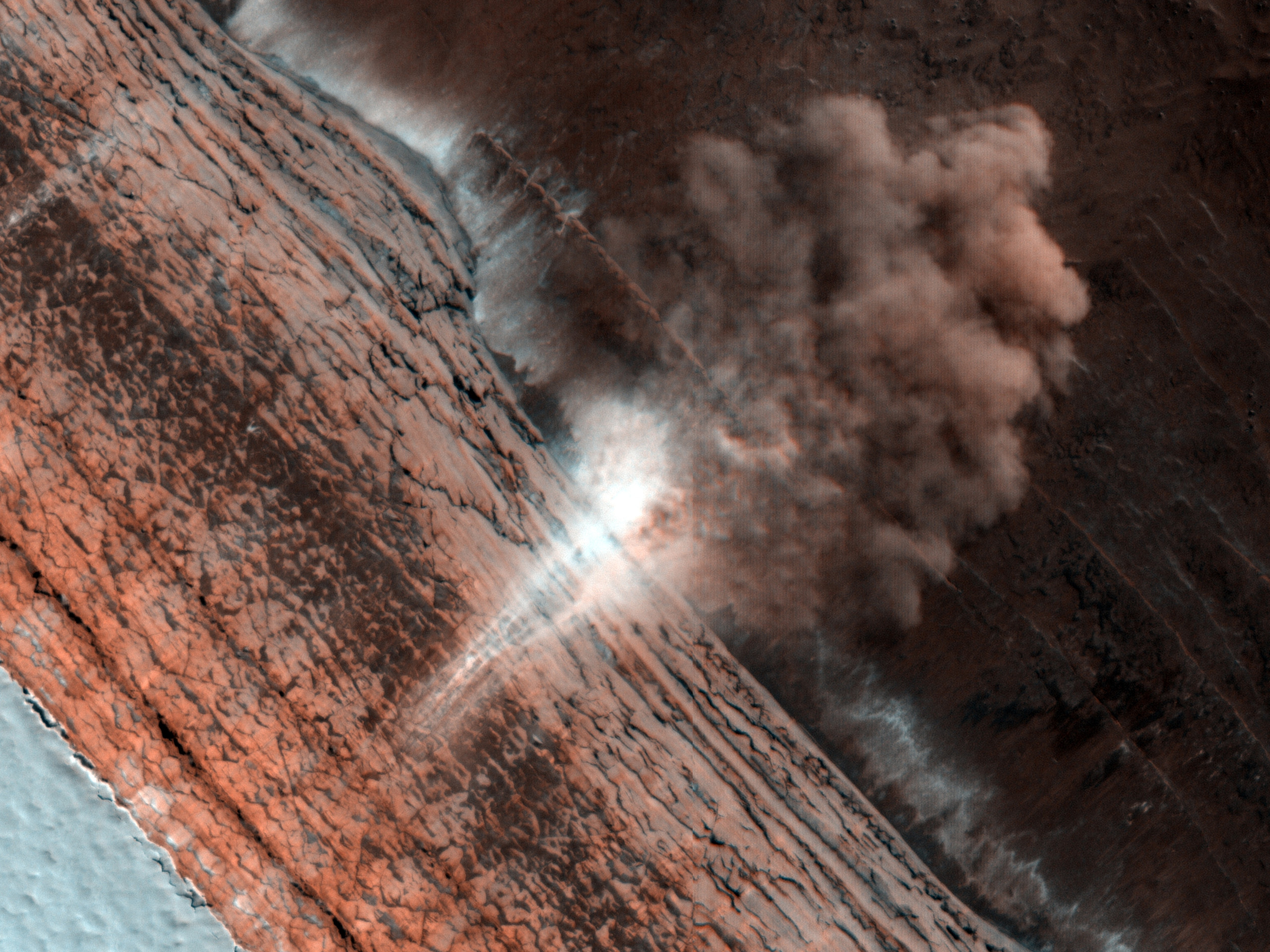 Mars, Staublawine an einem steilen Kliff am Nordpol