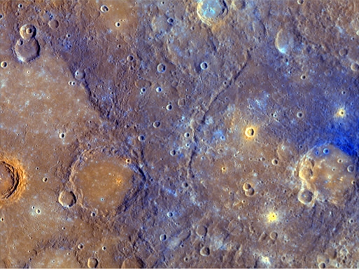 Gebiet mit Krater Rudaki in hoher Auflösung bei 4° S und 310° O, farbverstärkt