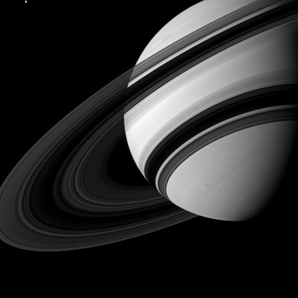 Saturn und Ringsystem mit Schattenwurf sowie Mond Tethys