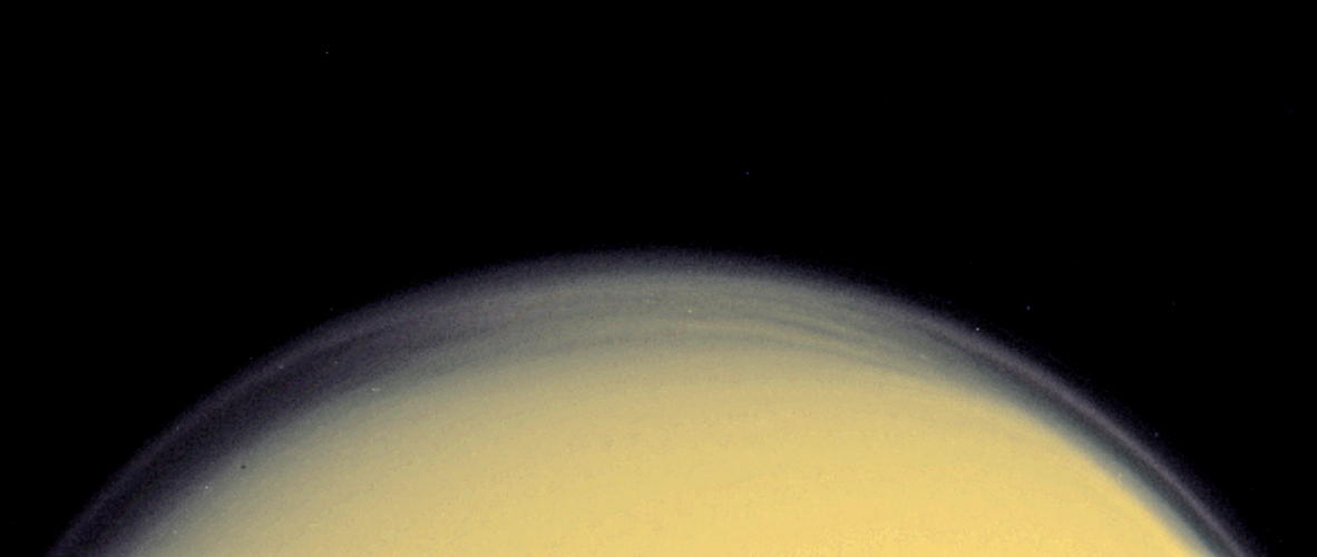 Titan, hoher Dunst und feine Wolkenstrukturen über dem nördlichen Terminator