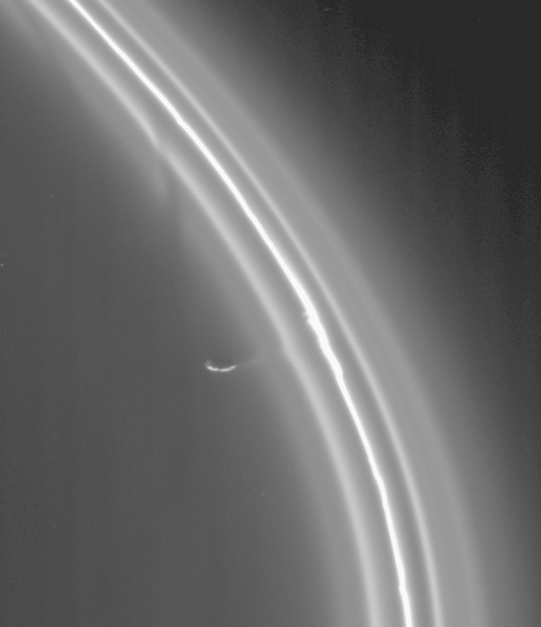 Prometheus und Saturns F-Ring in hoher Auflösung aus 782.000 km Entfernung