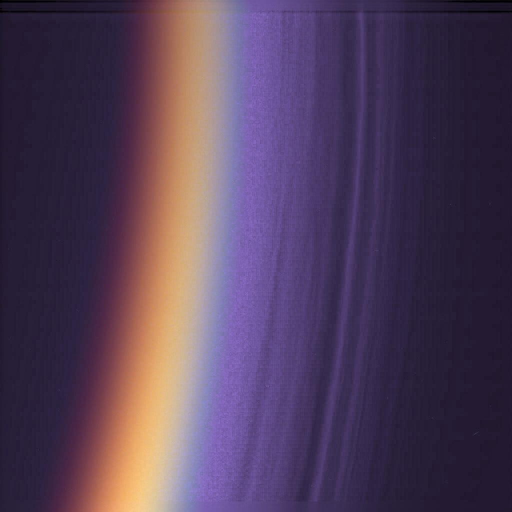 Titan, Rand des Mondes und obere Atmosphäre mit verschiedenen Dunstschichten im Ultraviolett