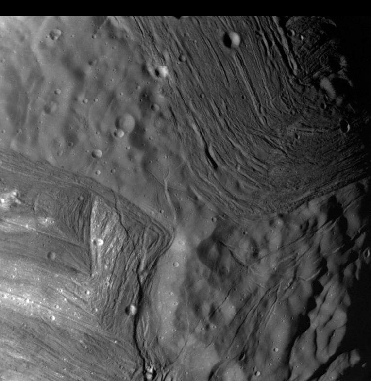 Uranusmond Miranda, Detailansicht mit unterschiedlichen Geländetypen